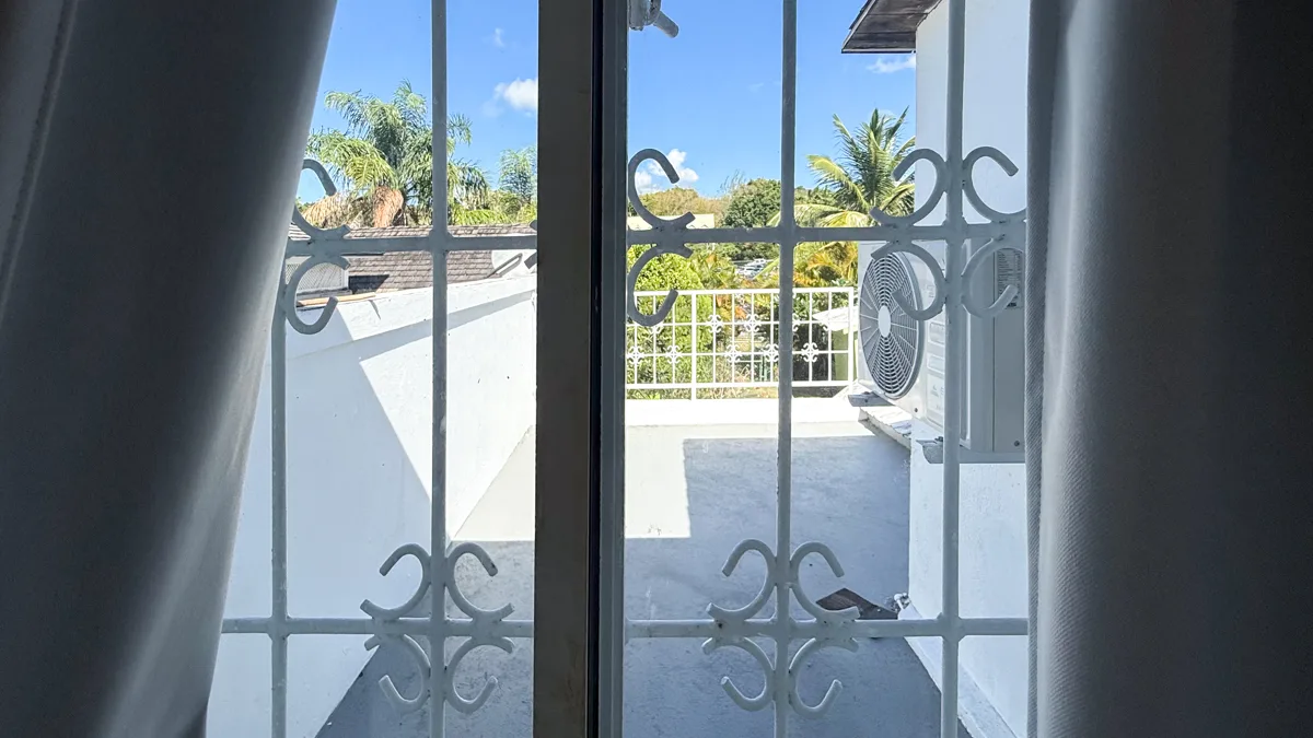 Holetown Townhouse | Steps from Limegrove, 2-bedroom townhouse for rent in St James, Barbados - photograph 11