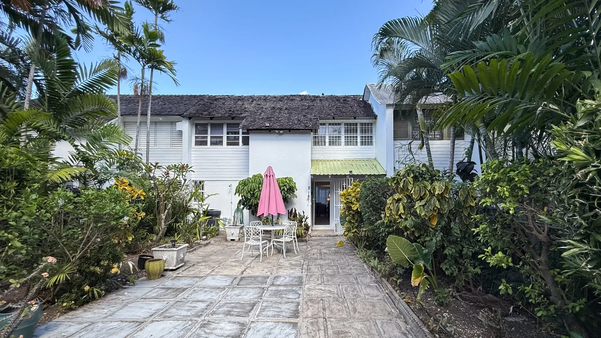 Holetown Townhouse | Steps from Limegrove, 2-bedroom townhouse for rent in St James, Barbados - photograph 15