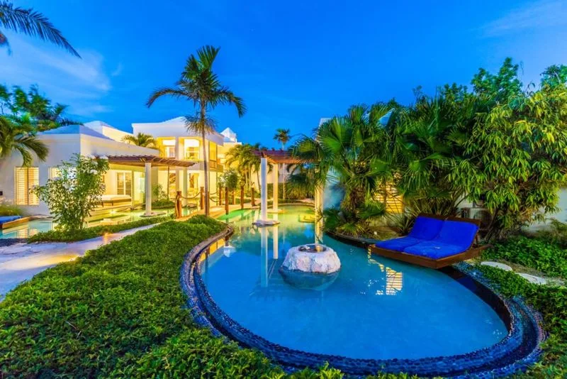 Ultra Luxury Beachfront Home, 6-bedroom villa for sale in Grace Bay, Turks & Caicos - photograph 3