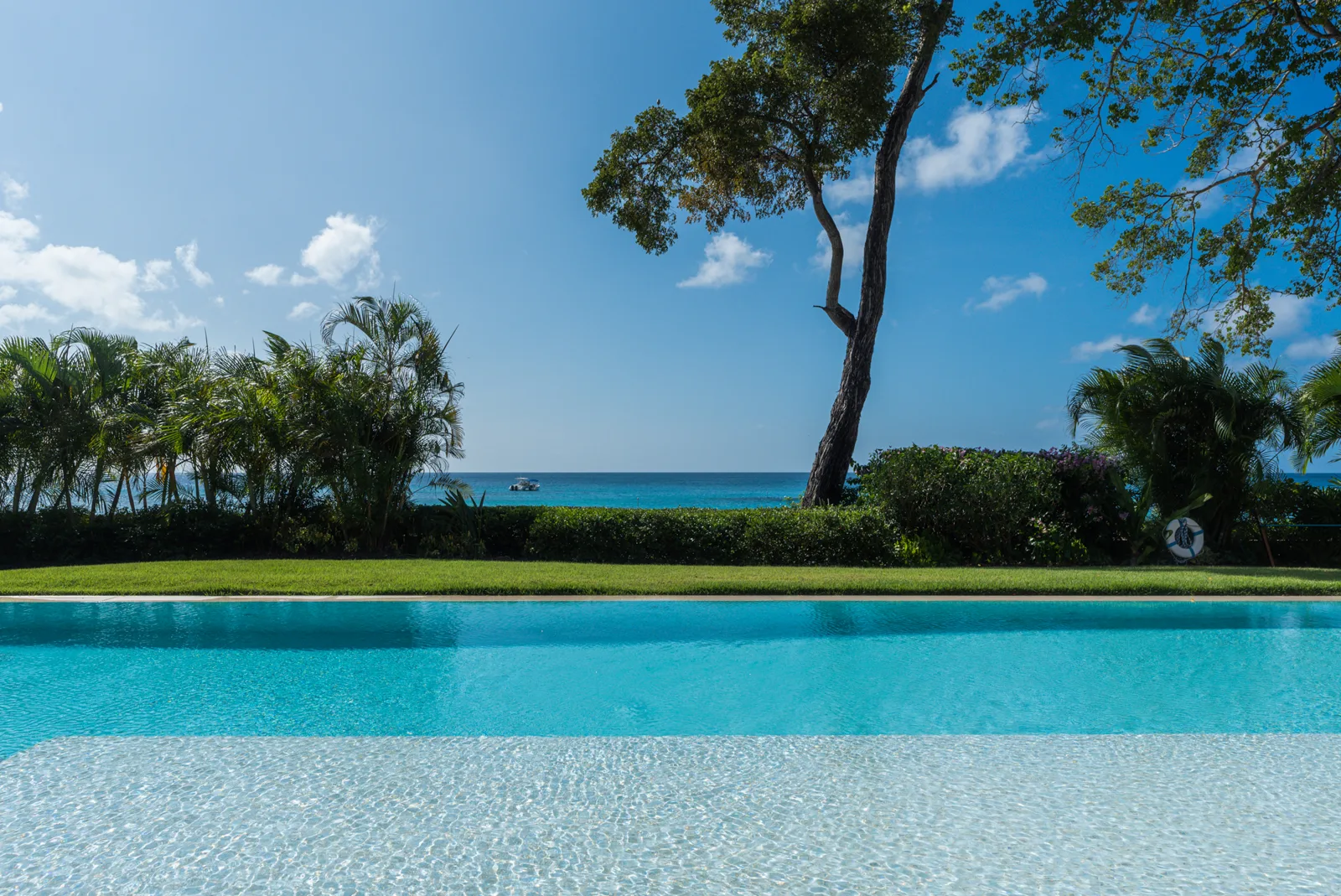 Villa Tamarindo | Iconic Beachfront Retreat, 5-bedroom villa for rent in St James, Barbados - photograph 5