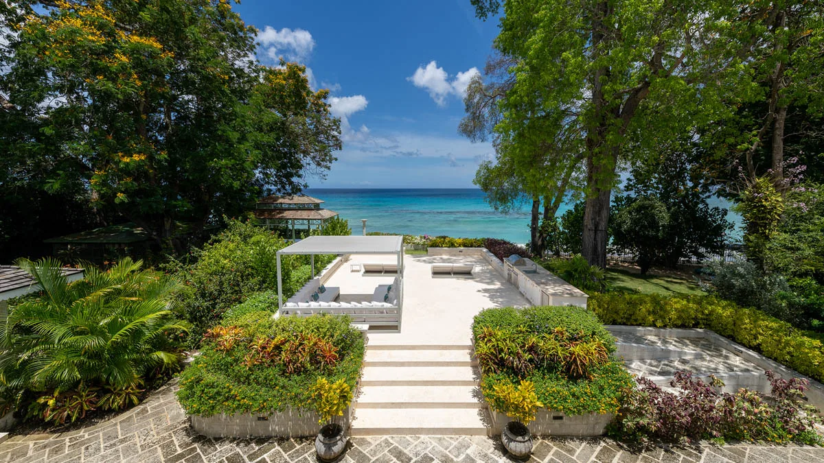 St Helena | Iconic Beachfront Holiday Villa, 8-bedroom villa for rent in St James, Barbados - photograph 4