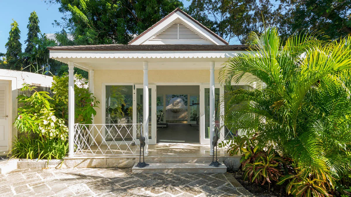 St Helena | Iconic Beachfront Holiday Villa, 8-bedroom villa for rent in St James, Barbados - photograph 22