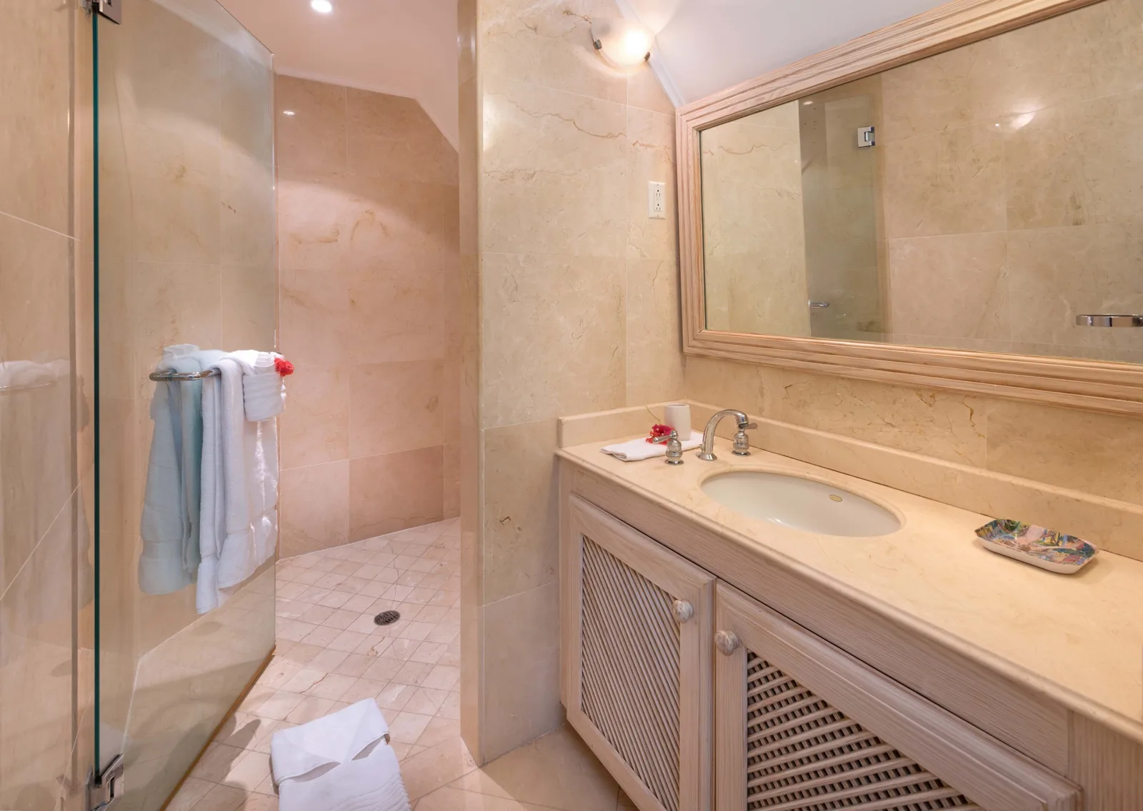 Reeds House Penthouse No. 14, 3-bedroom apartment for rent in St James, Barbados - photograph 12
