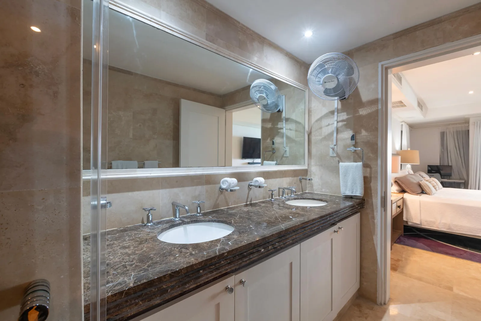 Coral Cove 10 - Paynes Bay Beach, 3-bedroom apartment for rent in St James, Barbados - photograph 4