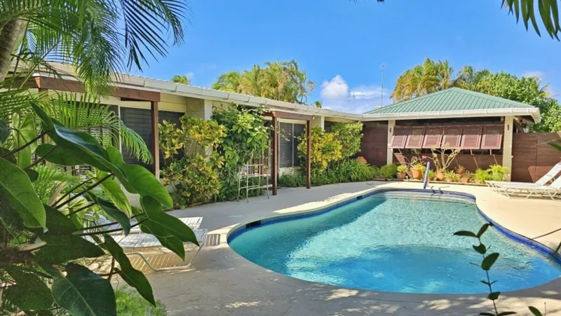 Poui Avenue 122 | West Coast House